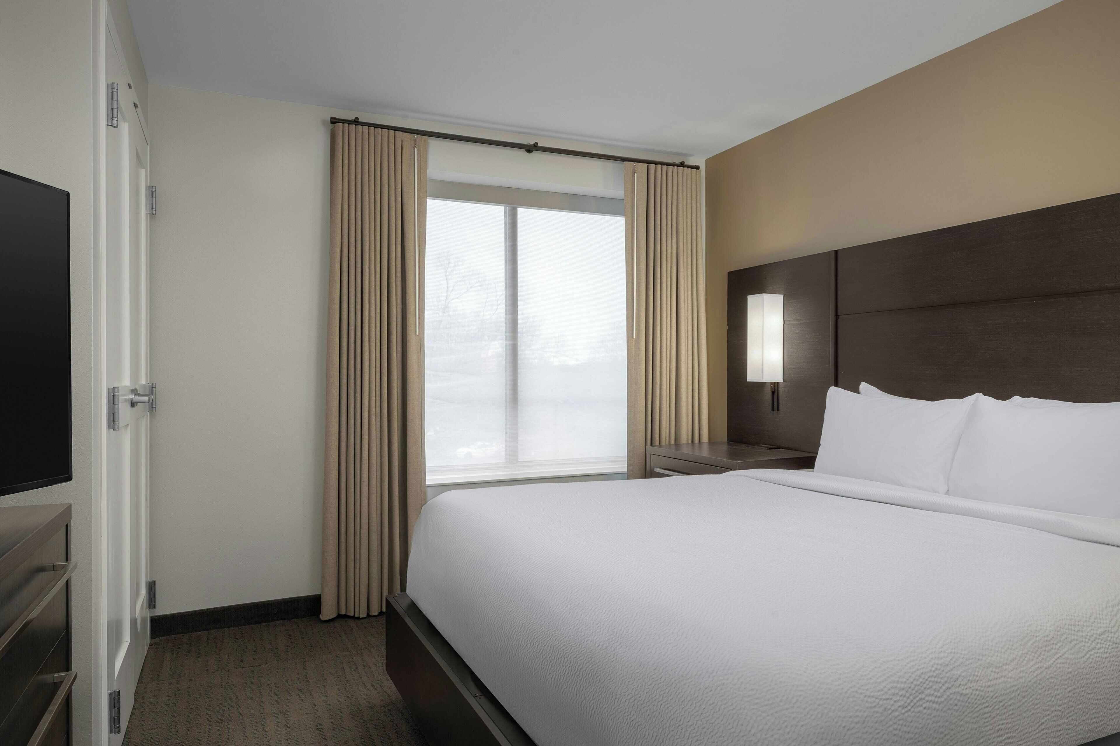 Suite, 1 très grand lit | Bureau, espace de travail pour ordinateur portable