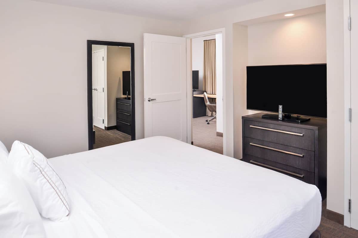 1 Schlafzimmer, Schreibtisch, Bügeleisen/Bügelbrett