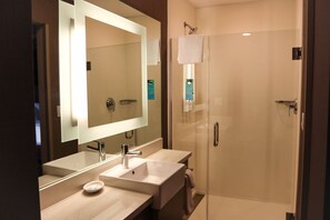 Kostenlose Toilettenartikel, Haartrockner, Handtücher