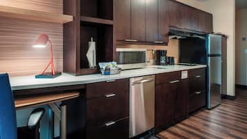 Full-size fridge, microwave, stovetop, dishwasher