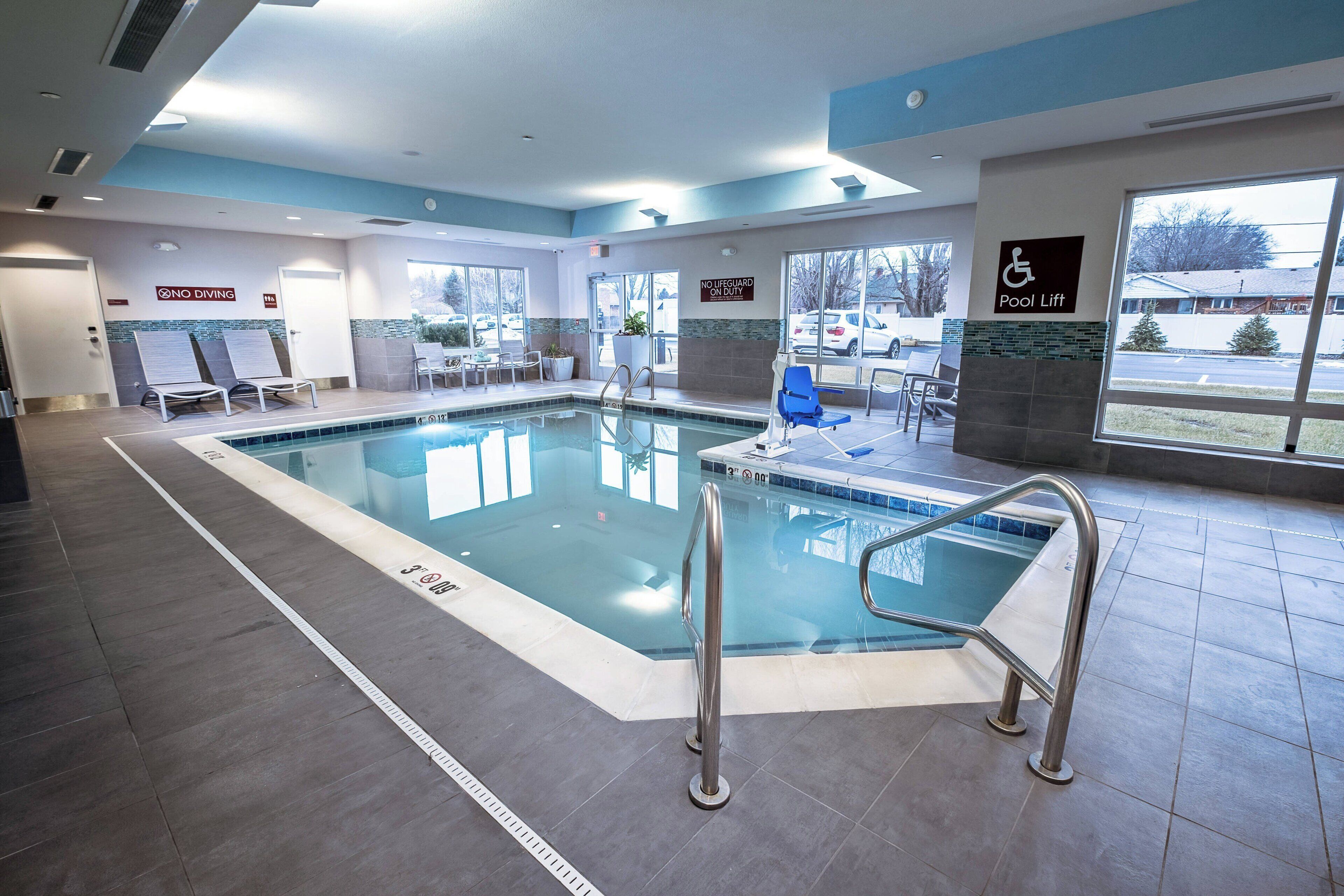 Ein Hallenbad mit Lifter, Liegestühlen und einem Schild mit der Aufschrift 'Nicht tauchen'.