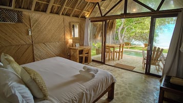 Bungalow Deluxe Frente Al Mar | Ropa de cama de alta calidad y edredones de plumas