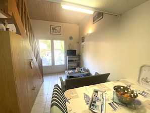 Dining - Cozy Vacation Home with Pool, 300m to Beach, Near Shops, Sleeps 5 (La Tranche-sur-Mer)