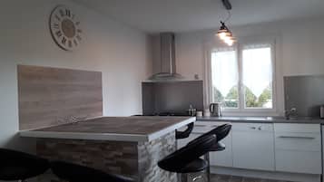 Frigorífico, microondas, horno y placa de cocina