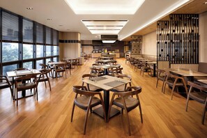 2 restaurants servant le petit déjeuner, le déjeuner et le dîner