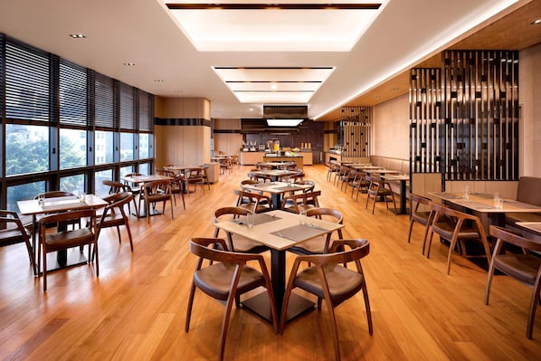 2 restaurants, breakfast, lunch, dinner served; international cuisine