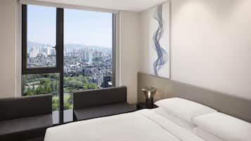 Ropa de cama de alta calidad y caja de seguridad en la habitación