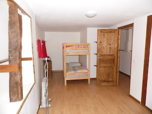 2 bedrooms, iron/ironing board, free WiFi