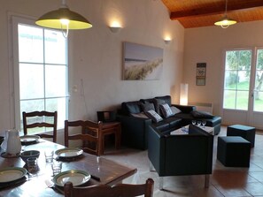 TV - Family Beach House with Garden, Terrace & BBQ - Sleeps 8, 400m from Shore (L'Épine)