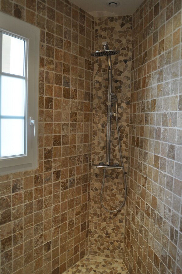 A bathroom with mosaic tile walls and a shower. - Holiday house in Provence with private heated swimming pool. (Vaison-La-Romaine)