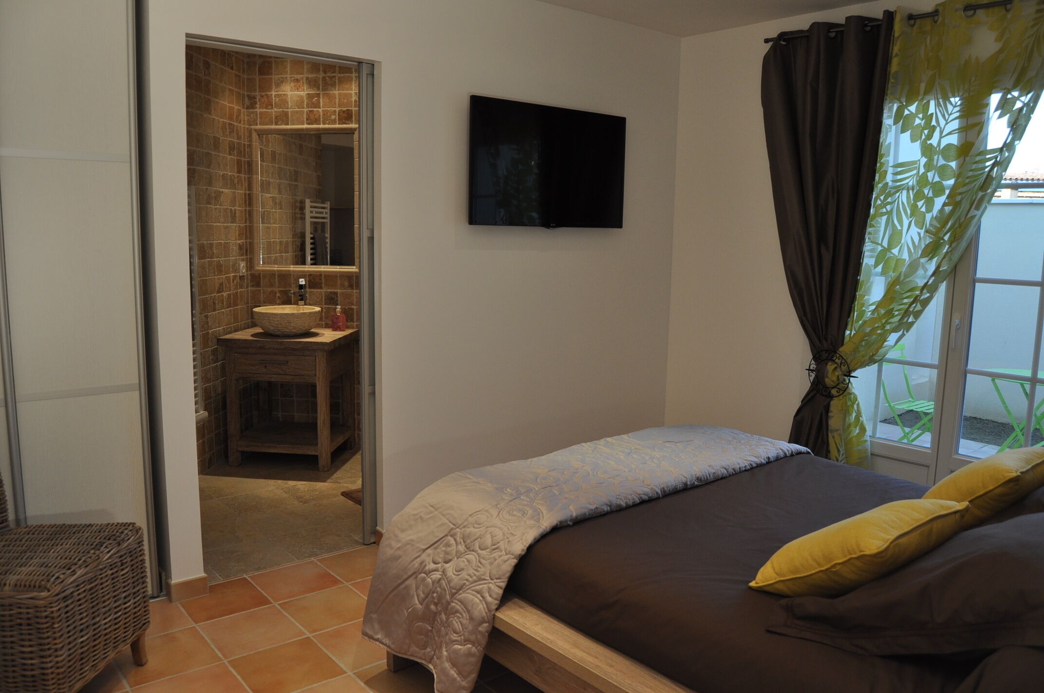 4 bedrooms, iron/ironing board, travel cot, WiFi