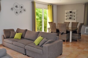 Televisión, chimenea, reproductor de DVD y tenis de mesa 