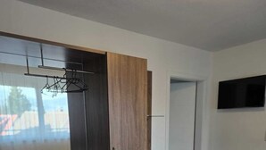 Enkeltrom – business | Safe på rommet, skrivebord, lydisolert og wi-fi (inkludert)