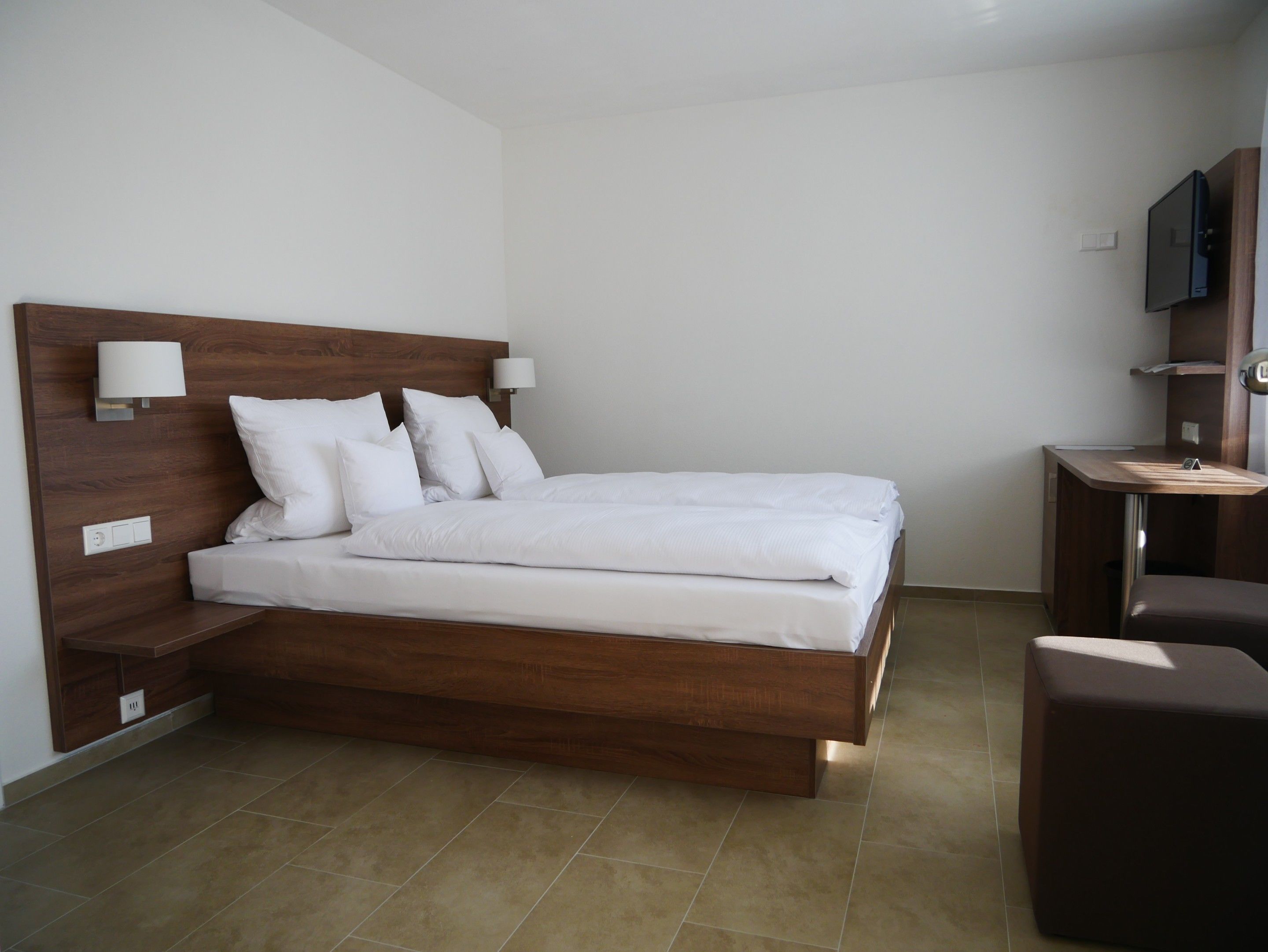 standard double room, 1 double bed, non smoking, private bathroom | in-room safe, desk, soundproofing, free wifi