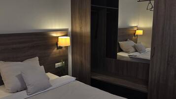 Yhden hengen perushuone | Tallelokero huoneessa, työpöytä, äänieristys, ilmainen Wi-Fi