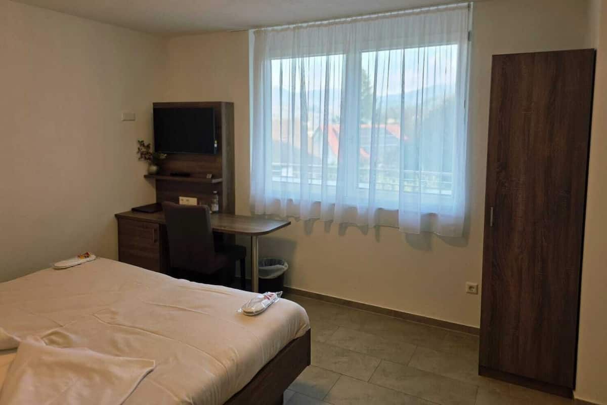 Zimmersafe, Schreibtisch, schallisolierte Zimmer, kostenloses WLAN