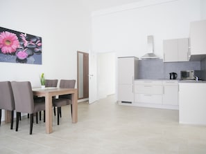 Familie appartement, 1 slaapkamer, niet-roken, balkon | Dineren op de kamer