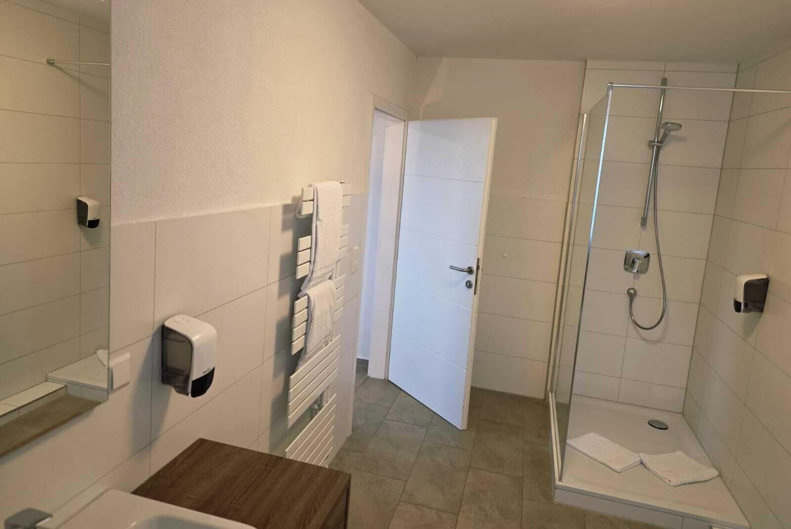 Kylpyhuone, jossa on suihku, wc ja pesuallas.