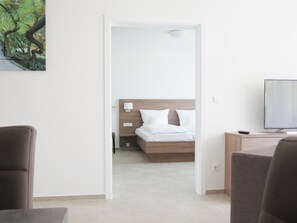 Departamento familiar, 1 habitación, para no fumadores, balcón | Caja de seguridad en la habitación, escritorio y insonorización