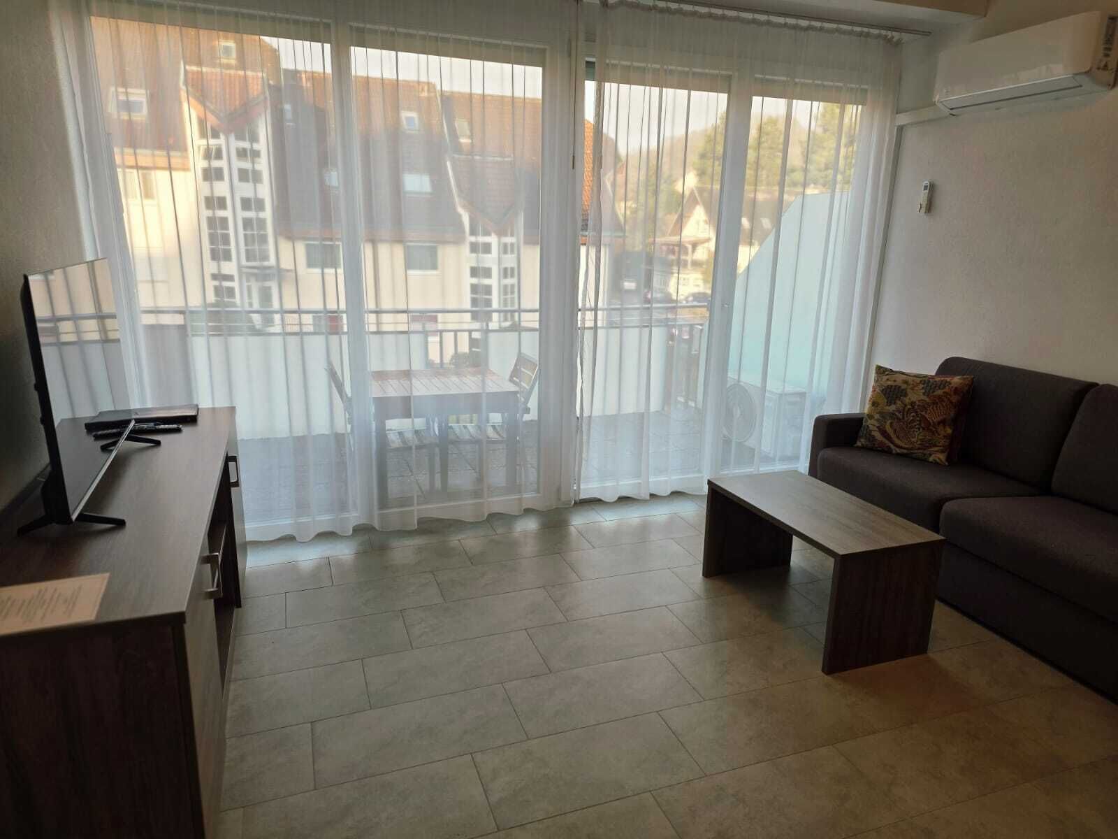 Familienapartment, 1 Schlafzimmer, Nichtraucher, Balkon | Wohnbereich | 23-Zoll-Flachbildfernseher mit Satellitenempfang, Fernseher