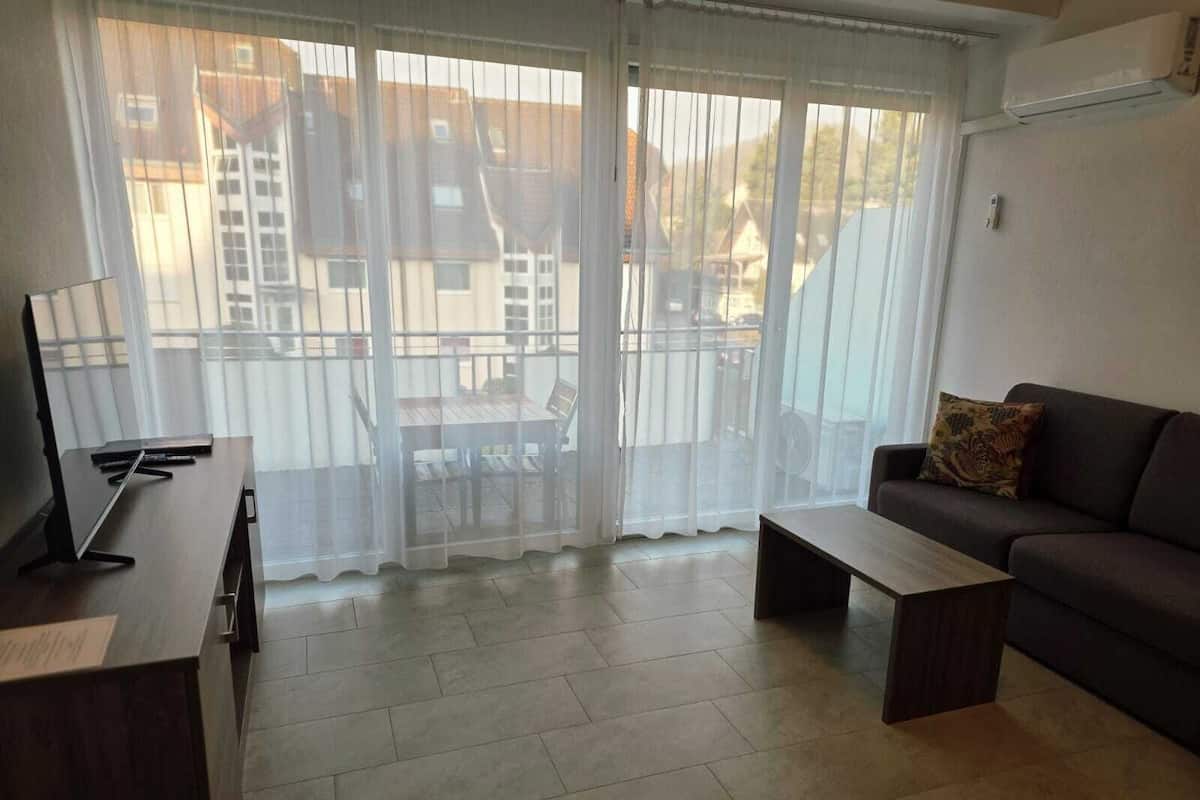 Familienapartment, 1 Schlafzimmer, Nichtraucher, Balkon | Wohnbereich | 23-Zoll-Flachbildfernseher mit Satellitenempfang, Fernseher