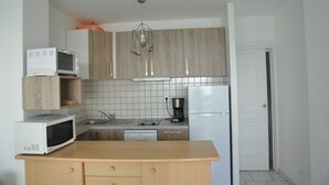 Een koffiezetapparaat/waterkoker, een koelkast, een microgolfoven