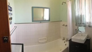 Insumi 10 | Bathroom - Ishumi Unit 10 (Margate)