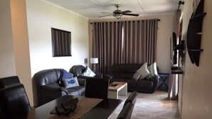 Insumi 10 | Living area - Ishumi Unit 10 (Margate)