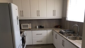 Insumi 10 | Private kitchen | Fridge, microwave - Ishumi Unit 10 (Margate)