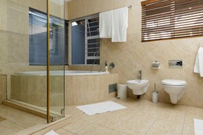Ducha y bañera combinadas y bañera profunda