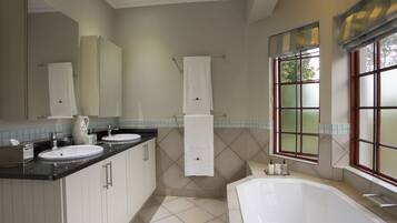 Deep soaking bathtub