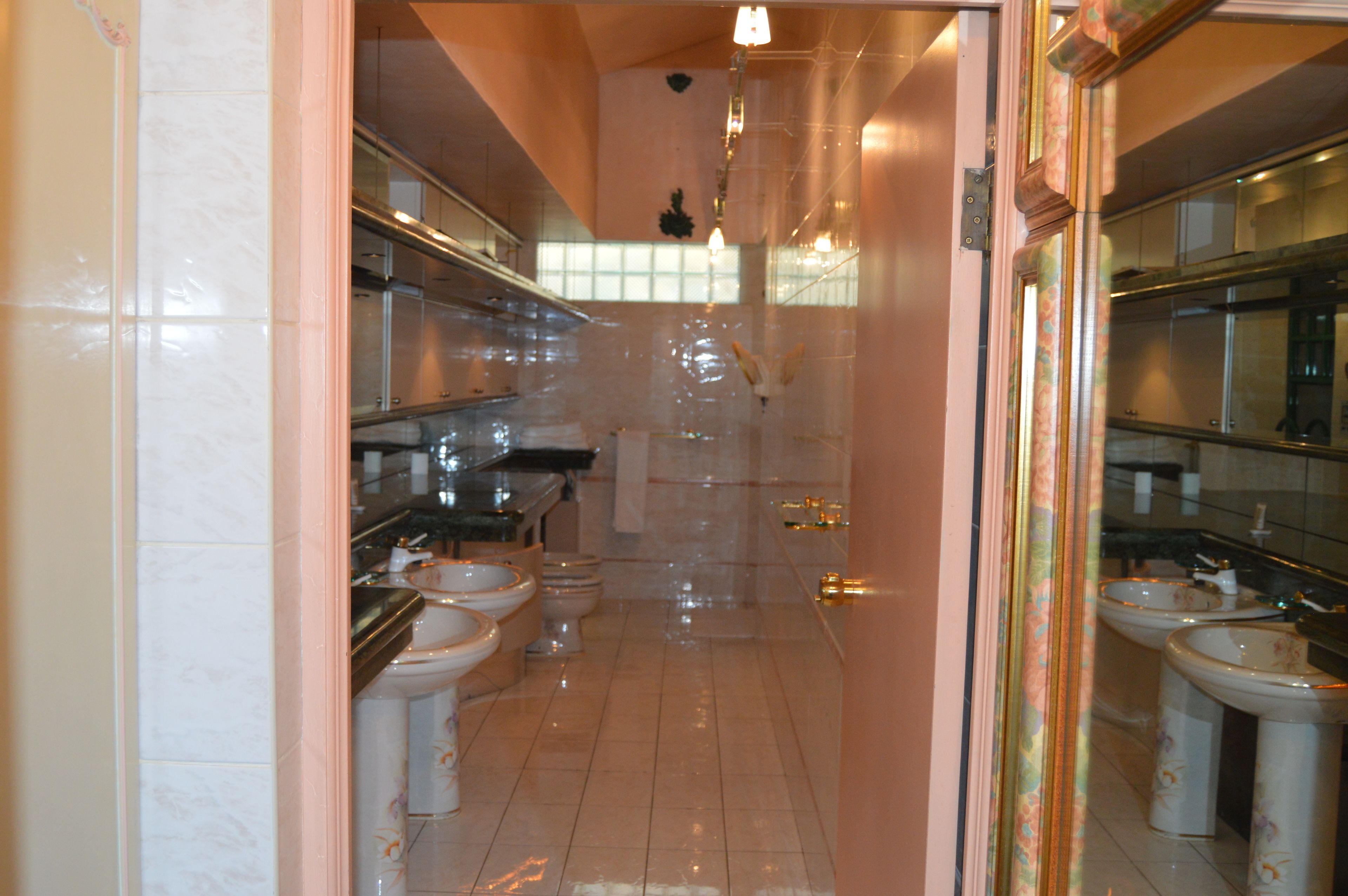 de bron superior suite | bathroom | designer toiletries, hair dryer, towels, soap