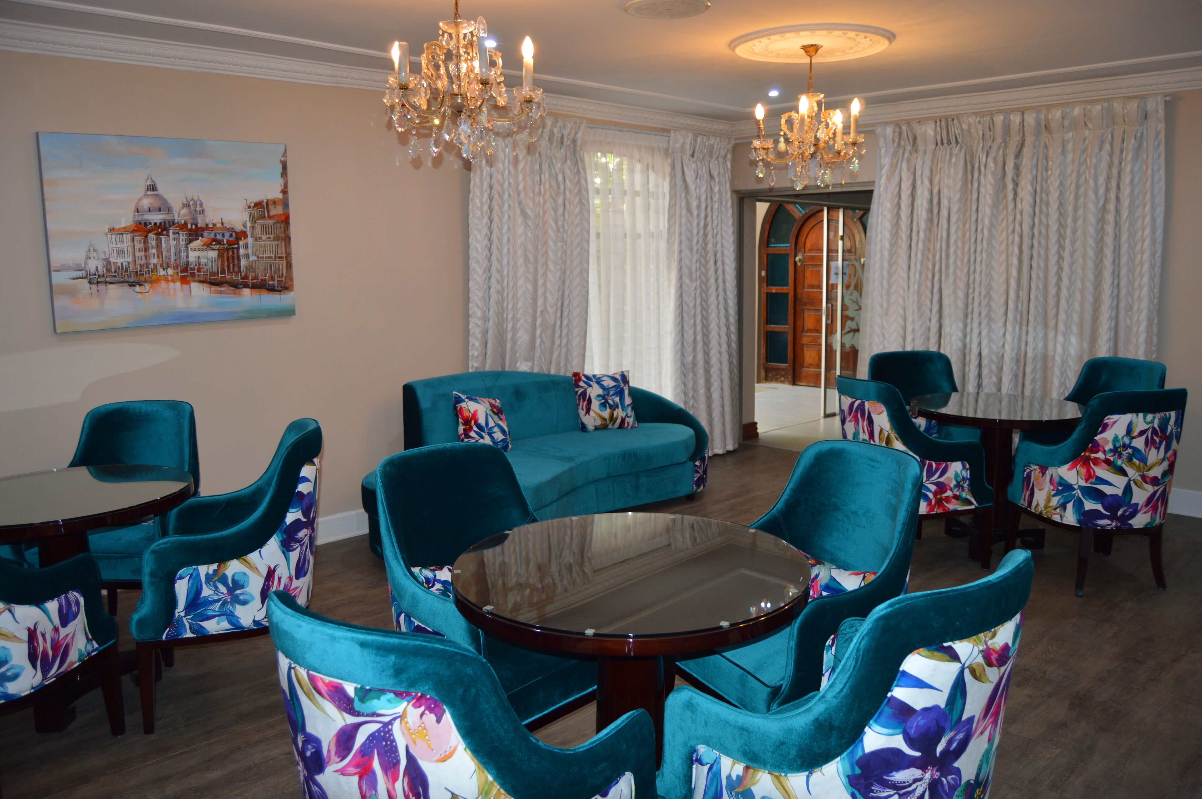 2 bares, bar junto a la piscina