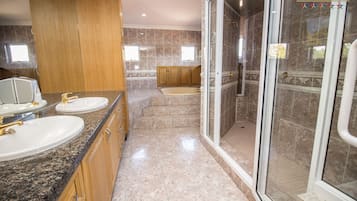 Suite presidencial, 1 habitación | Baño | Artículos de higiene personal de diseño, secador de pelo y toallas