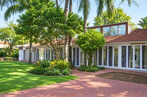 A modern house with a brick pathway leading to a covered patio area. - Airport Garden Boutique Hotel (Boksburg)