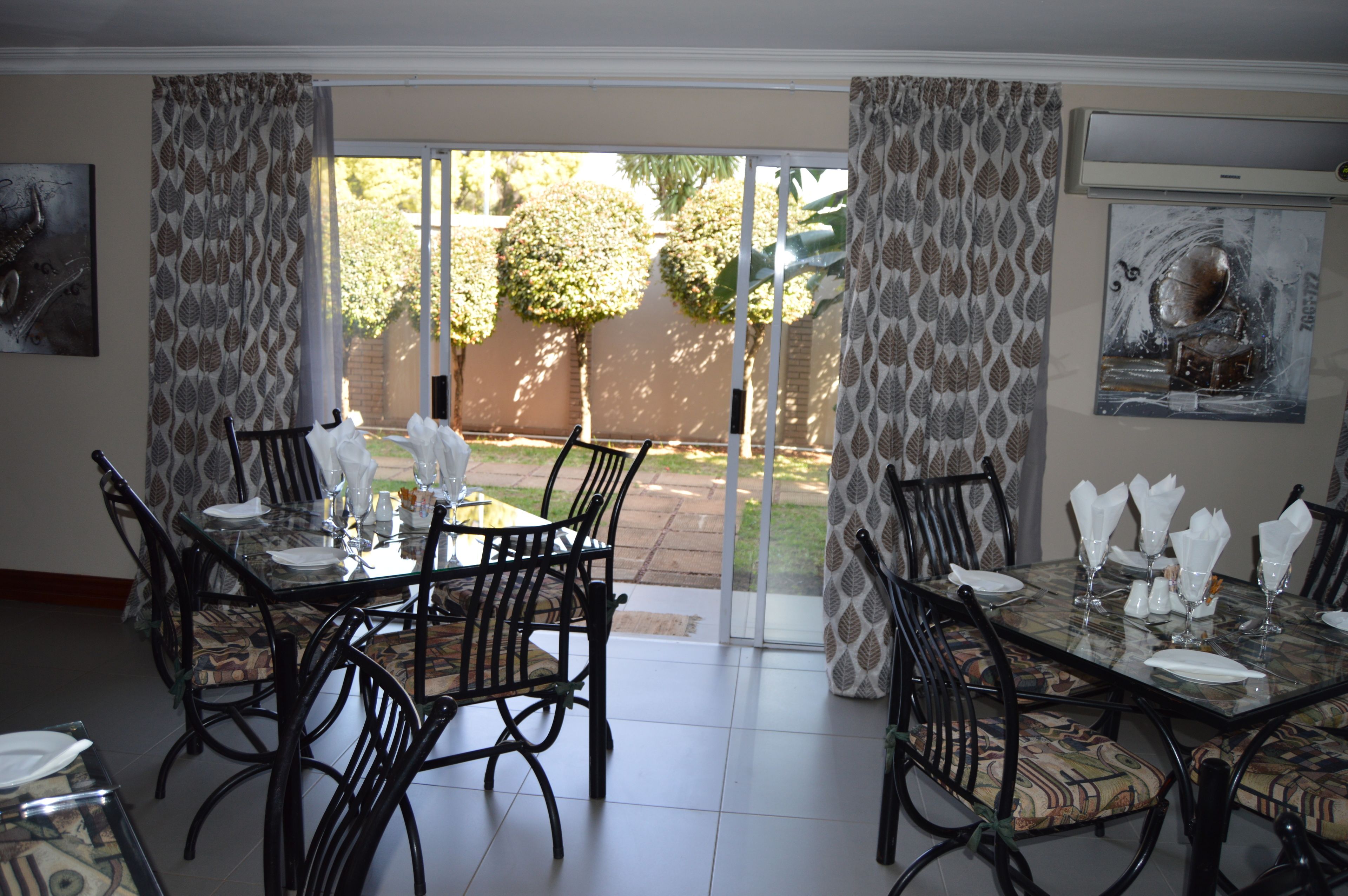 2 restaurantes, se sirve desayuno 