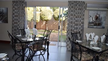 2 restaurants, breakfast served