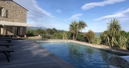 Belle bastide avec vue panoramique piscine chauffée wifi interieur extérieur