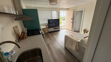 Deluxe Apartment | Private kitchen | Full-size fridge, microwave, coffee/tea maker, toaster
