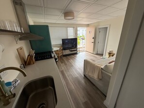 Departamento Deluxe | Cocina privada | Refrigerador con congelador, microondas, cafetera y tetera y tostadora 