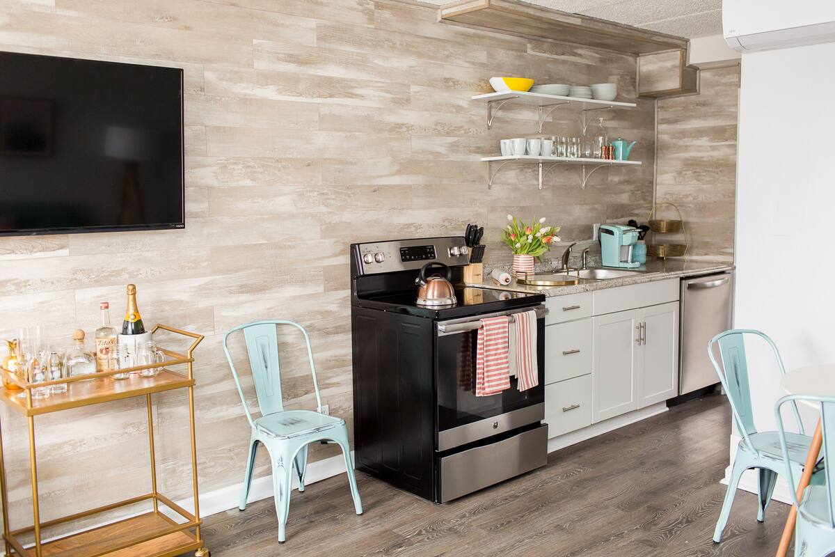 Appartamento Deluxe | Cucina privata | Frigorifero con congelatore, microonde, macchina per tè/caffè, tostapane