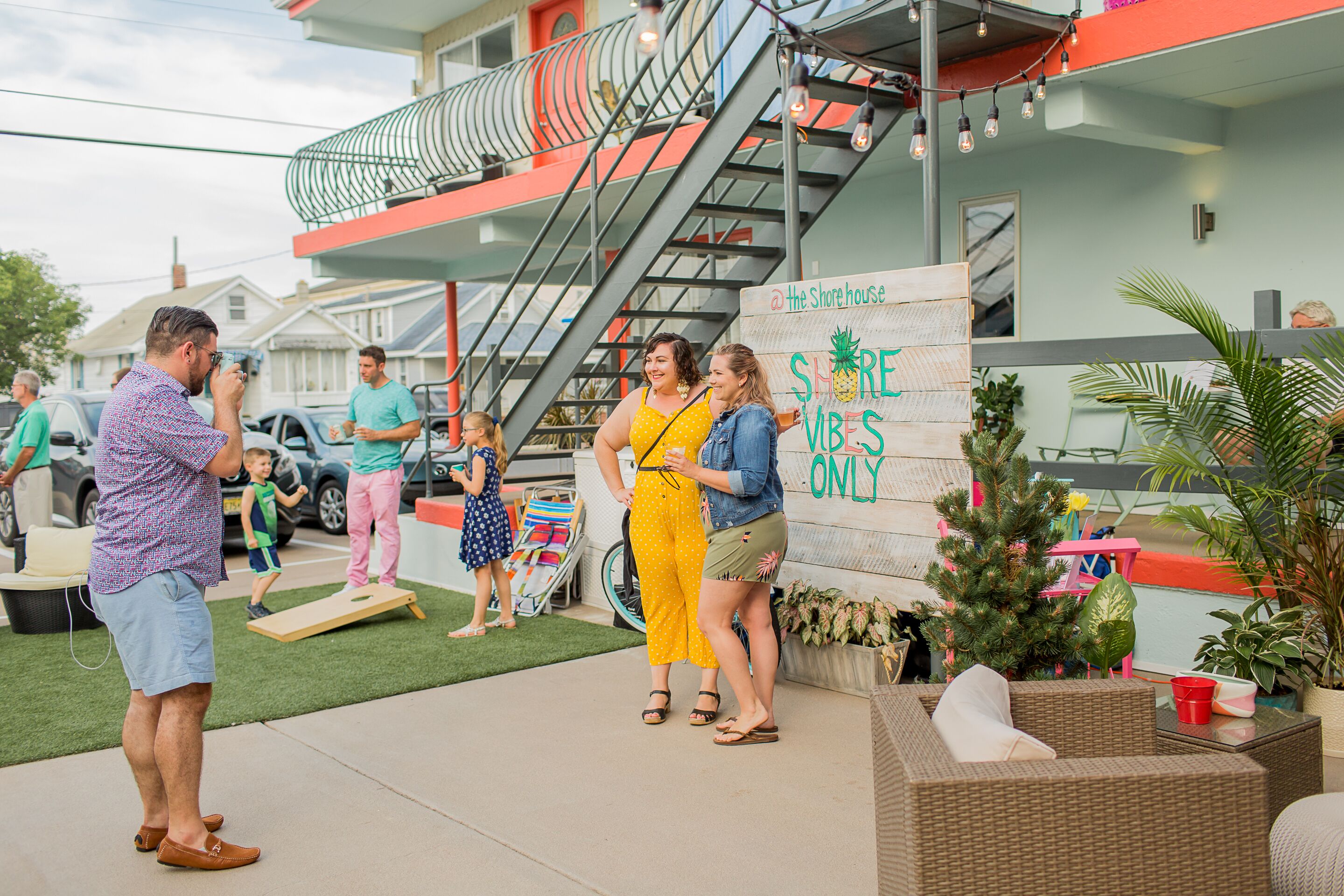 Un espace extérieur avec une enseigne indiquant « The Storehouse » et « Ambiance plage uniquement ».