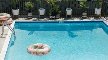 Kauden mukainen ulkouima-allas