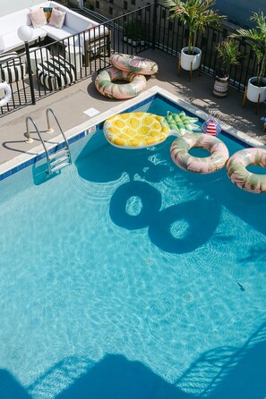 Seasonal outdoor pool - The Shore House  (North Wildwood)