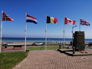 Vlak bij het strand, ligstoelen aan het strand