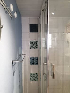 Shower, hair dryer, soap, toilet paper - Fisherman's cottage facing the sea, sleeps 4 to 5, restaurants and activities 50m away (Langrune-Sur-Mer)