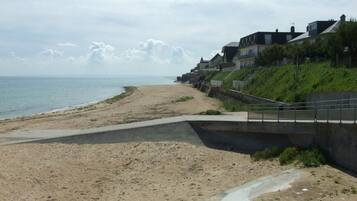 Plage à proximité, chaises longues