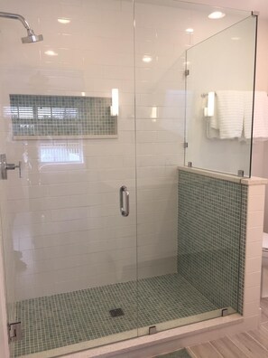 Bathtub, hair dryer, towels, soap - Sombrero Beach Home - Heated Pool, Kayaks, Private Road (Marathon)