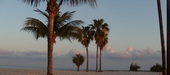 Rauhallinen rantahotelli uima-altaalla, kajakkeja ja yksityisyyttä lähellä Sombrero-rantaa