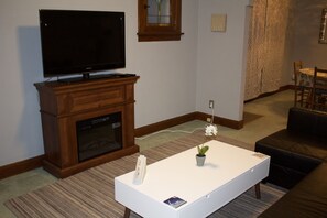 Smart-tv, een open haard en een dvd-speler